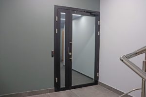 Алюминиевая дверь 900×2000 мм.